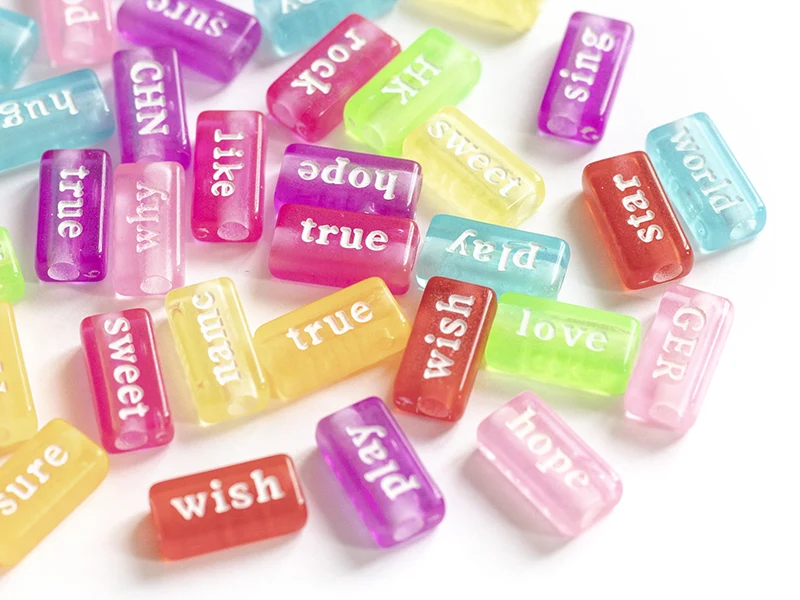50 perles en plastique - mots flashy multicolore