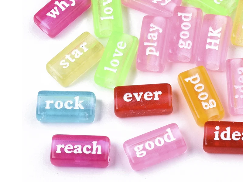 50 perles en plastique - mots flashy multicolore