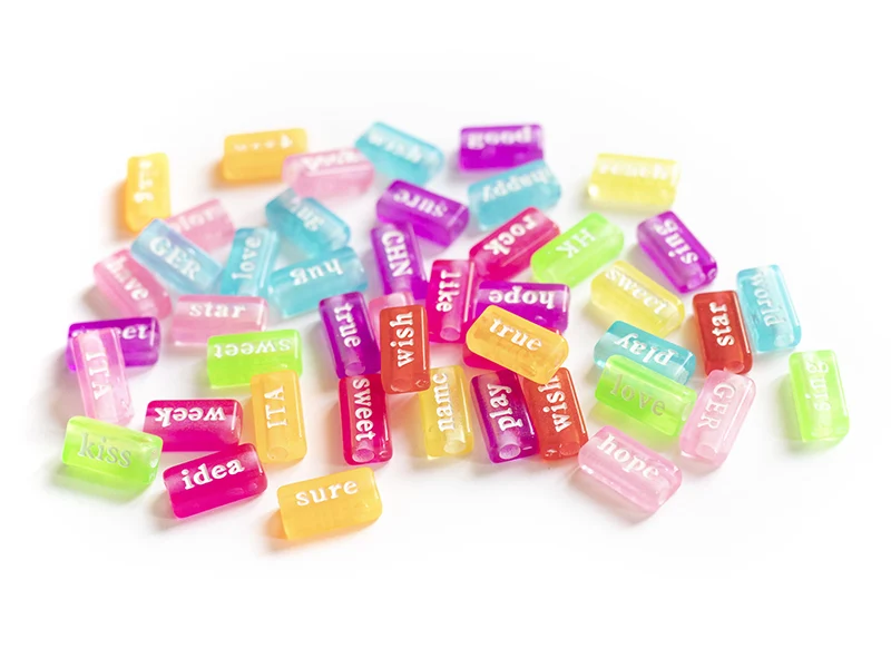 50 perles en plastique - mots flashy multicolore