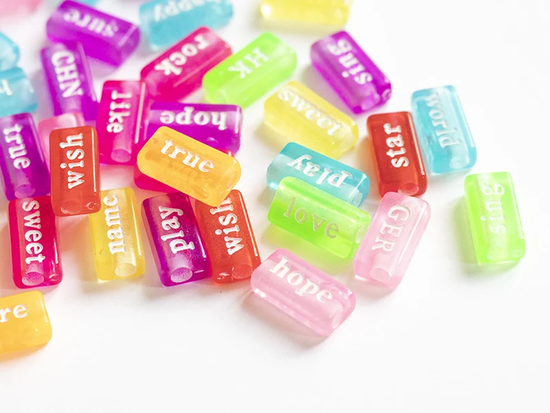 50 perles en plastique - mots flashy multicolore