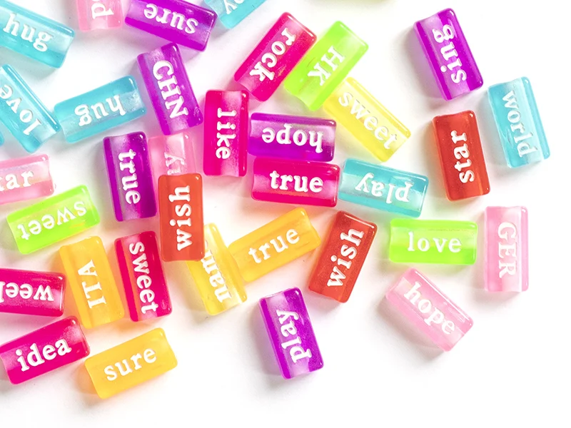 50 perles en plastique - mots flashy multicolore