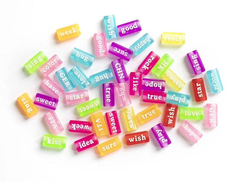 50 perles en plastique - mots flashy multicolore