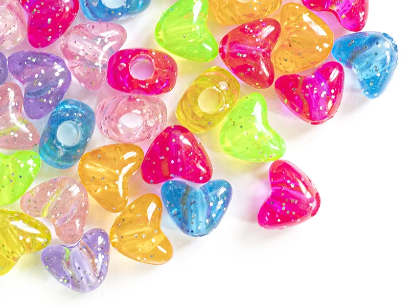 50 perles en plastique- cœurs pailletés - multicolore