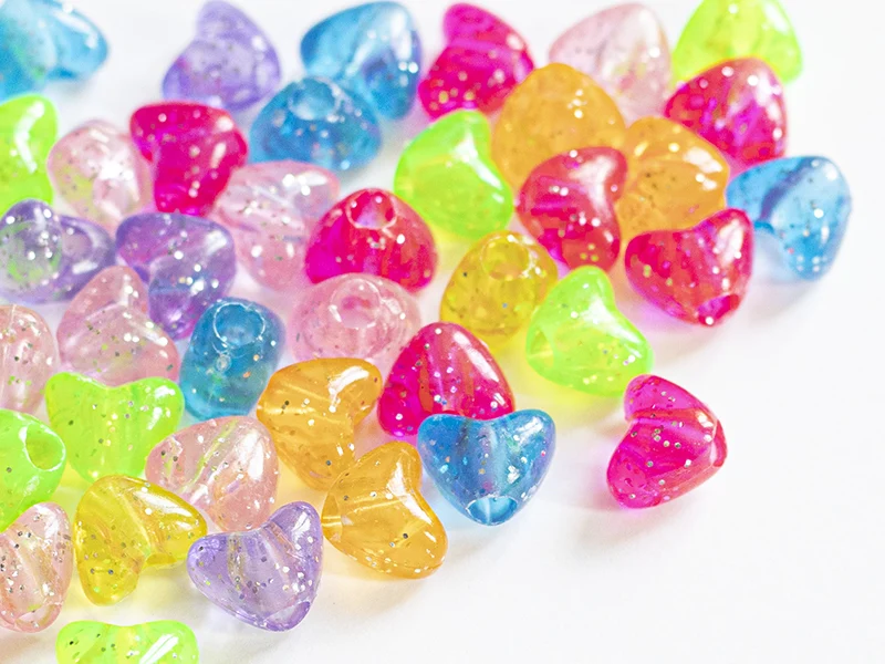 50 perles en plastique- cœurs pailletés - multicolore