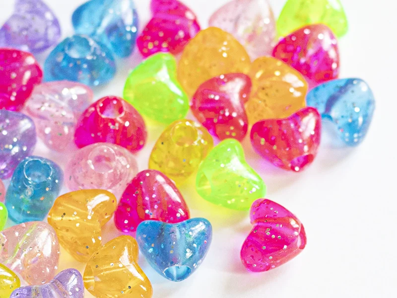 50 perles en plastique- cœurs pailletés - multicolore
