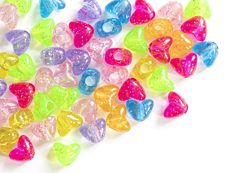 50 perles en plastique- cœurs pailletés - multicolore