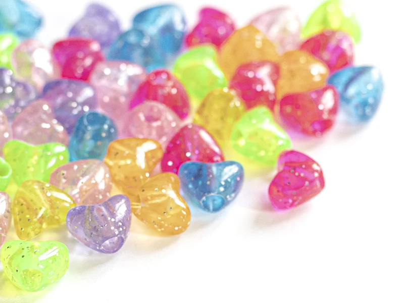 50 perles en plastique- cœurs pailletés - multicolore