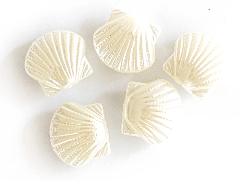 5 perles coquillages en plastique