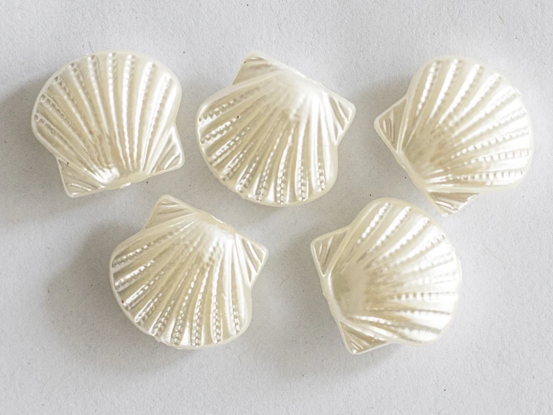 5 perles coquillages en plastique