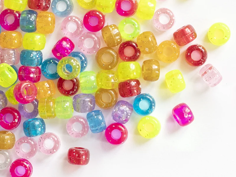 100 perles en plastiques basiques pour enfants - multicolore à paillettes - 9x6 mm