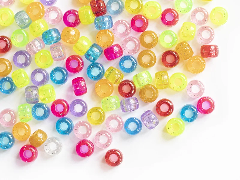 100 perles en plastiques basiques pour enfants - multicolore à paillettes - 9x6 mm