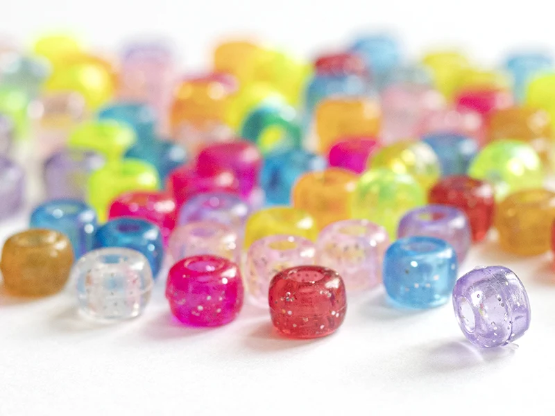 100 perles en plastiques basiques pour enfants - multicolore à paillettes - 9x6 mm