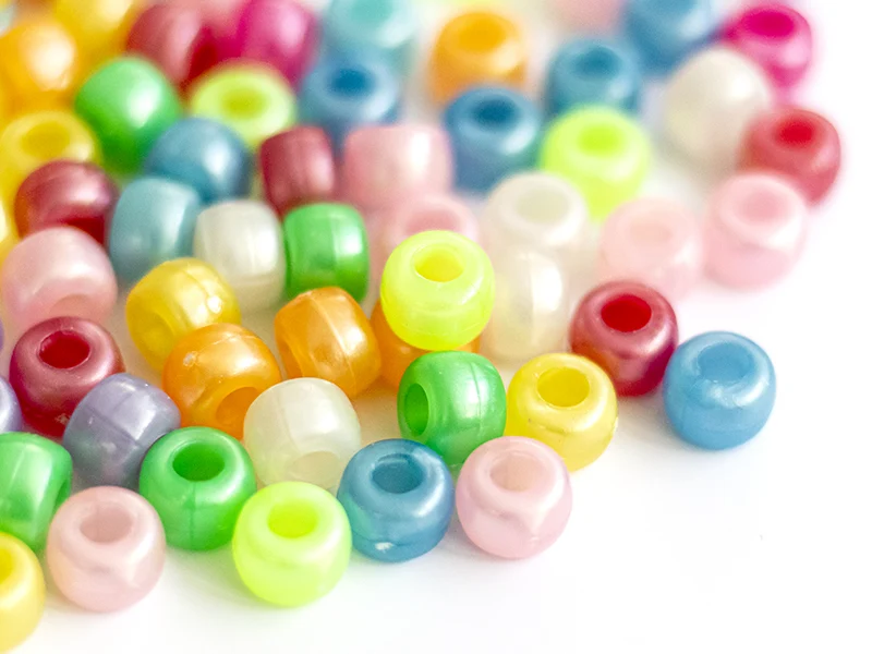 100 perles en plastiques basiques pour enfants - couleurs nacrées - 9x6 mm