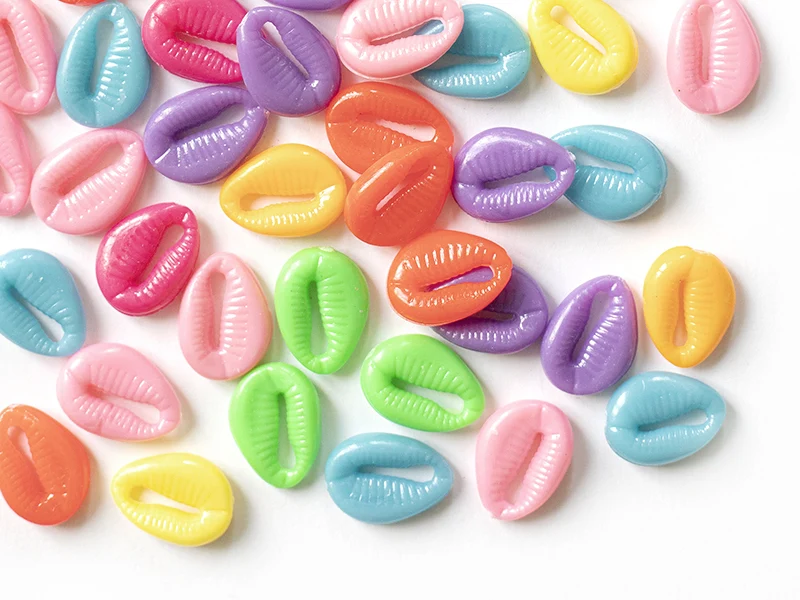 50 perles coquillages cauri en plastique - multicolore
