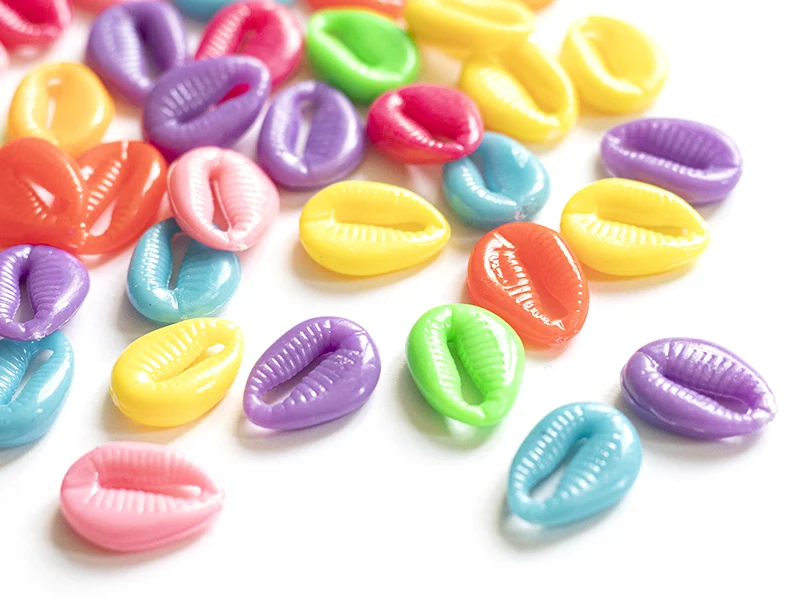 50 perles coquillages cauri en plastique - multicolore