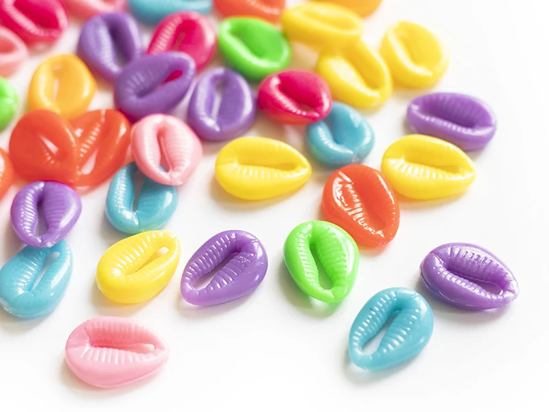 50 perles coquillages cauri en plastique - multicolore