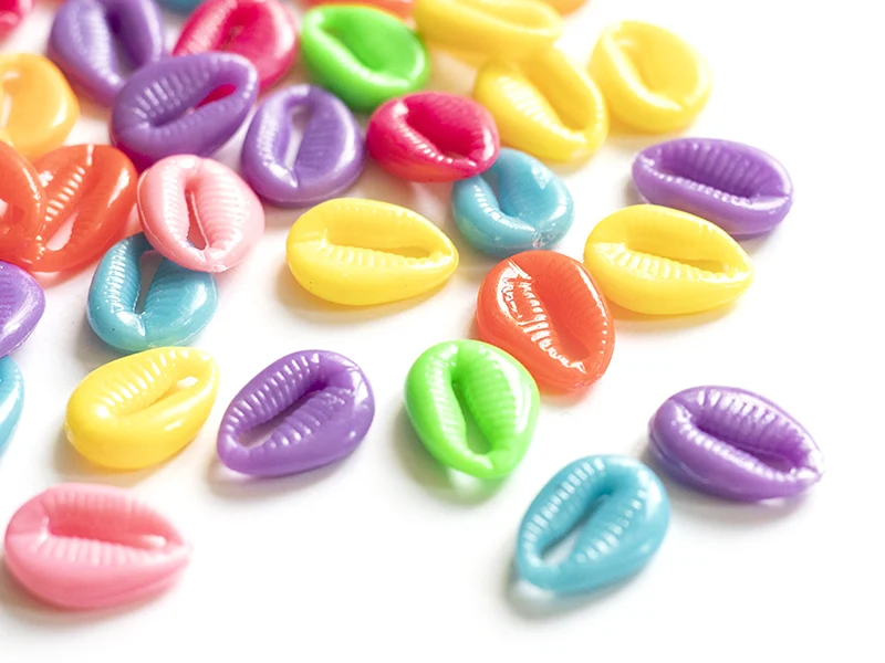 50 perles coquillages cauri en plastique - multicolore