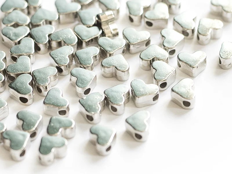 50 petites perles en plastique - cœurs argentés
