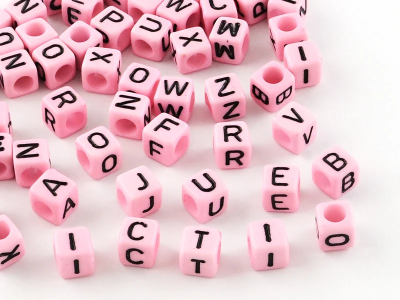 200 perles carrées en plastique - lettres alphabet - rose et noir