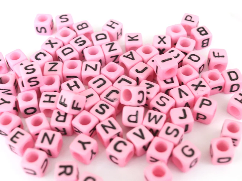 200 perles carrées en plastique - lettres alphabet - rose et noir