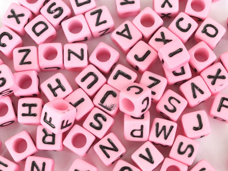 200 perles carrées en plastique - lettres alphabet - rose et noir