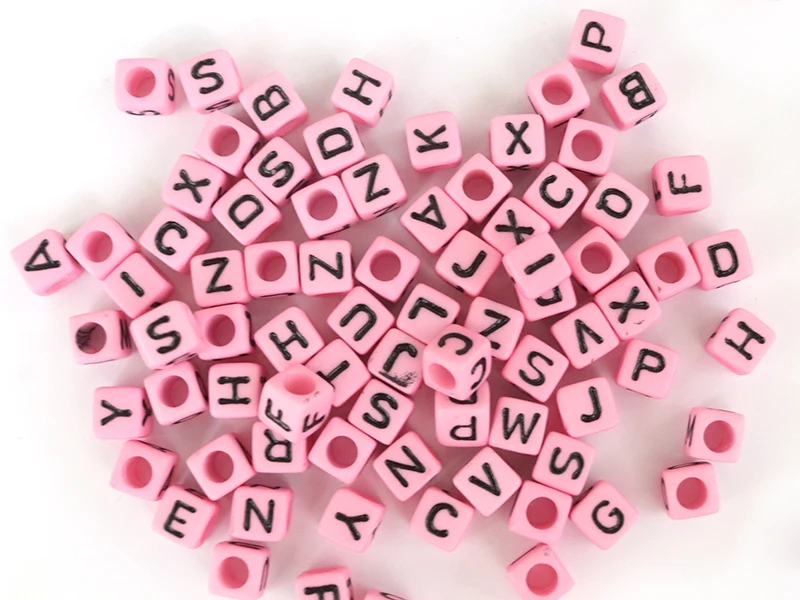 200 perles carrées en plastique - lettres alphabet - rose et noir