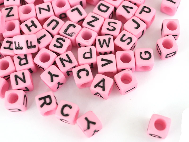 200 perles carrées en plastique - lettres alphabet - rose et noir