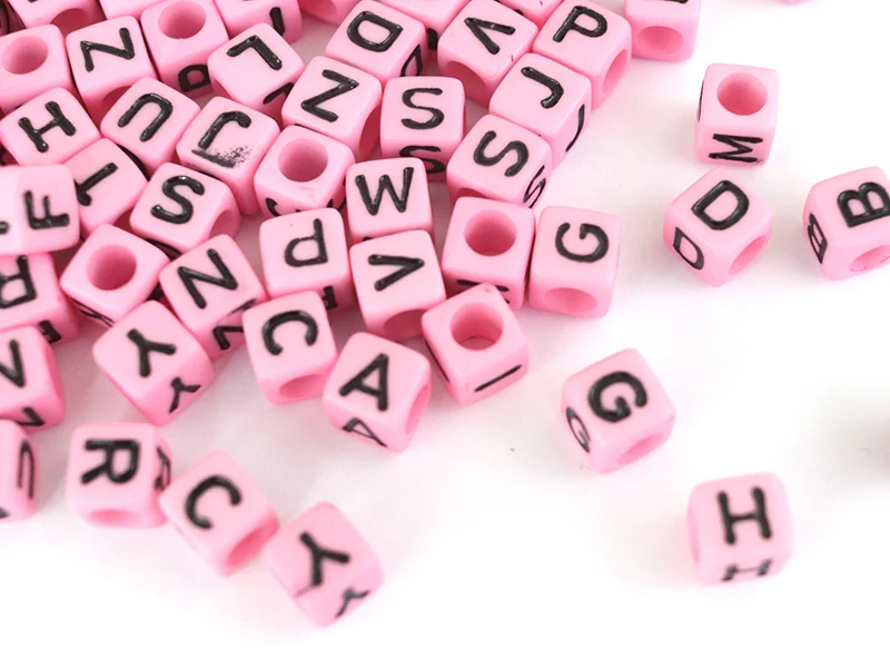 200 perles carrées en plastique - lettres alphabet - rose et noir