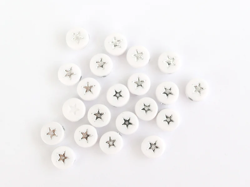 20 perles rondes en plastique - étoiles - argenté et blanc