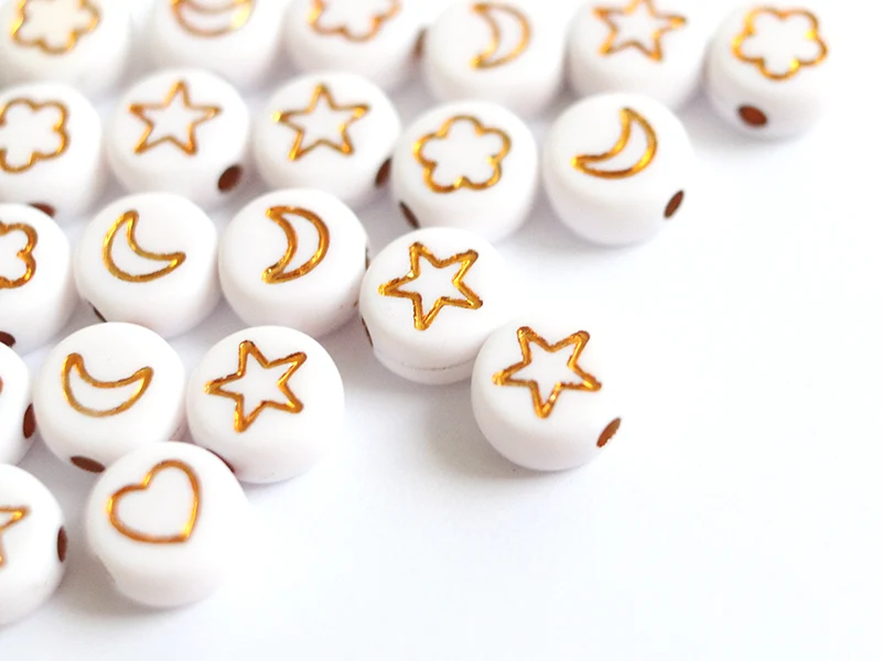20 perles rondes en plastique - mix fleurs, étoiles et cœur - doré et blanc