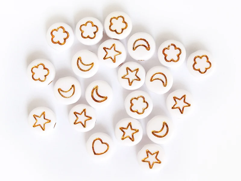 20 perles rondes en plastique - mix fleurs, étoiles et cœur - doré et blanc