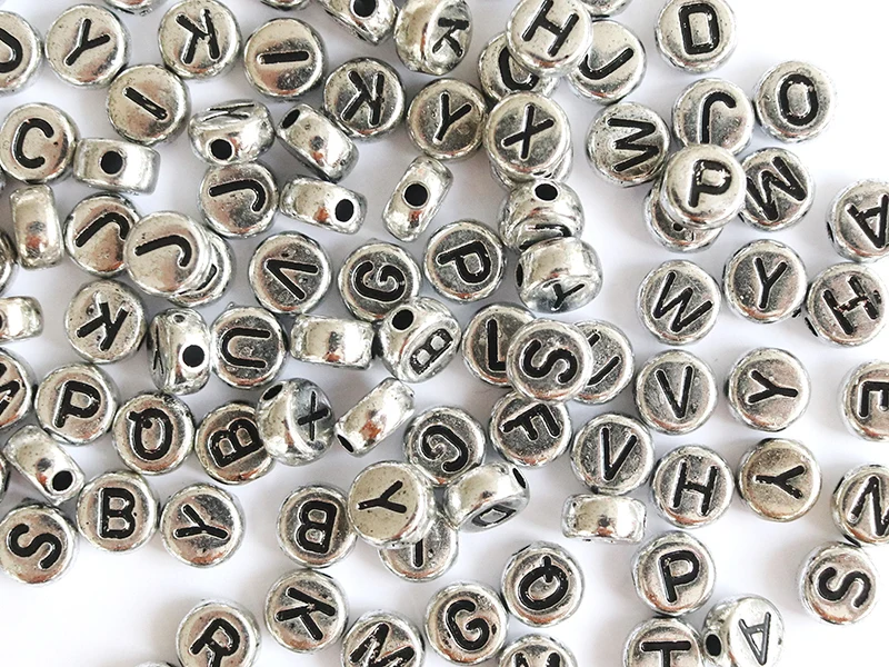 200 perles rondes en plastique - lettres alphabet - argenté et noir