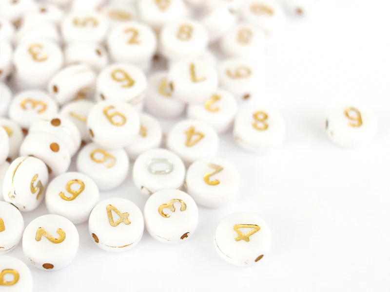 200 perles rondes en plastique - chiffres - blanches et dorées