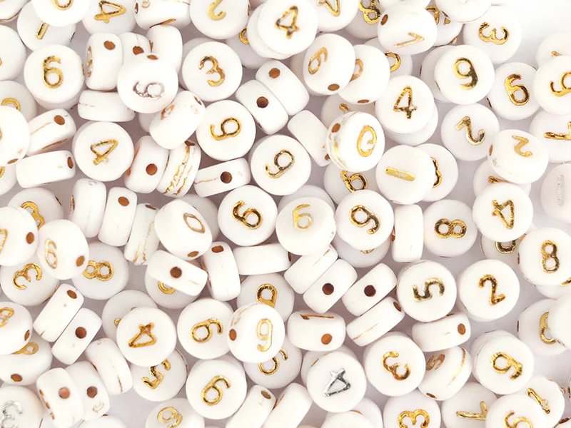 200 perles rondes en plastique - chiffres - blanches et dorées