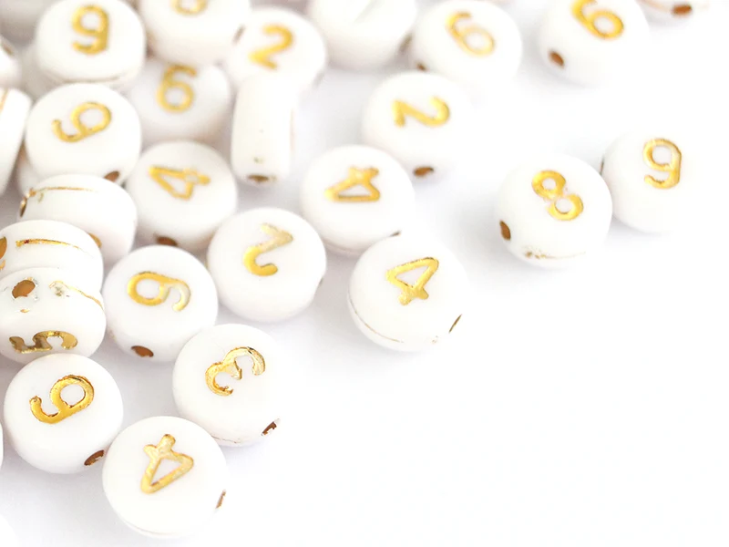 200 perles rondes en plastique - chiffres - blanches et dorées