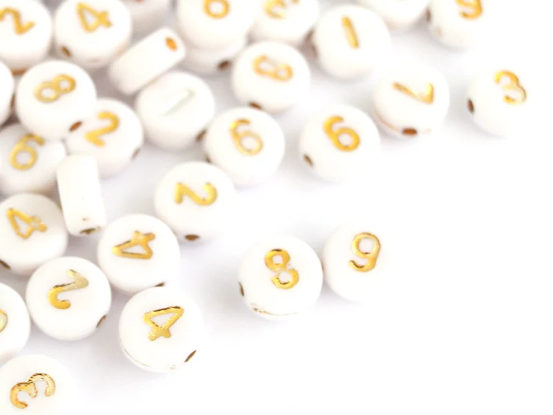 200 perles rondes en plastique - chiffres - blanches et dorées