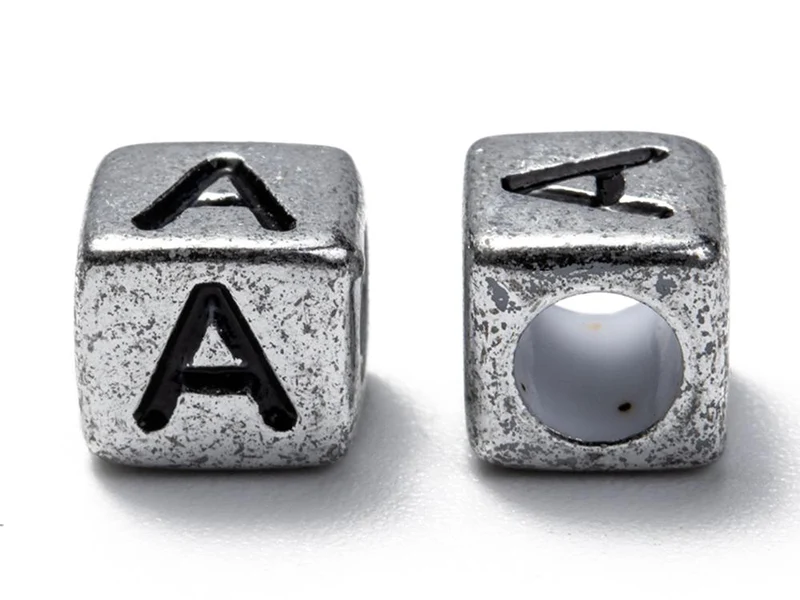 Boite de 934 perles lettres alphabet carrées - argentées