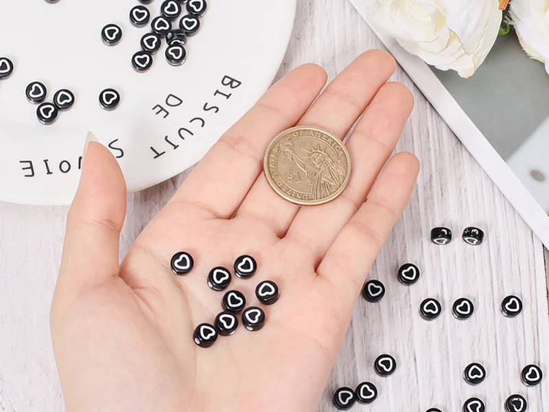 20 perles rondes en plastique - cœurs - noir et blanc