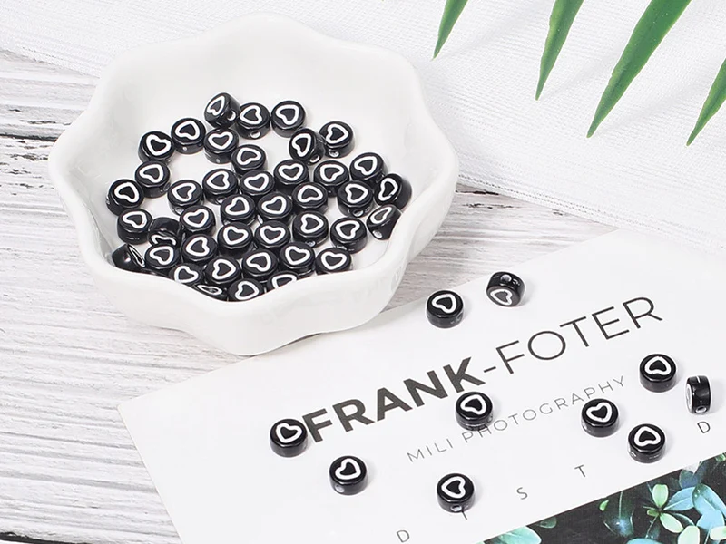 20 perles rondes en plastique - cœurs - noir et blanc
