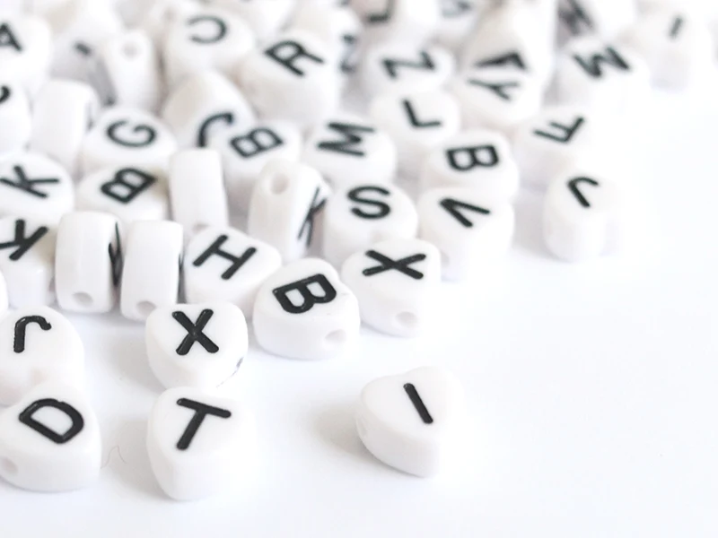 200 perles lettres alphabet en forme de coeur - noires et blanches