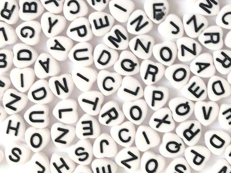 200 perles lettres alphabet en forme de coeur - noires et blanches