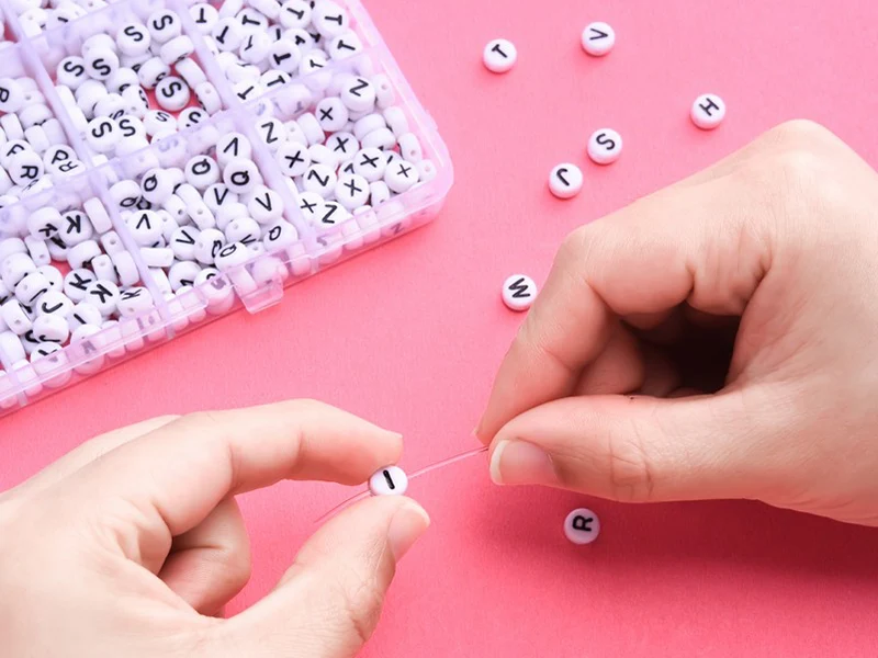 Pack boite de perles en plastique alphabet et bobine de fil élastique