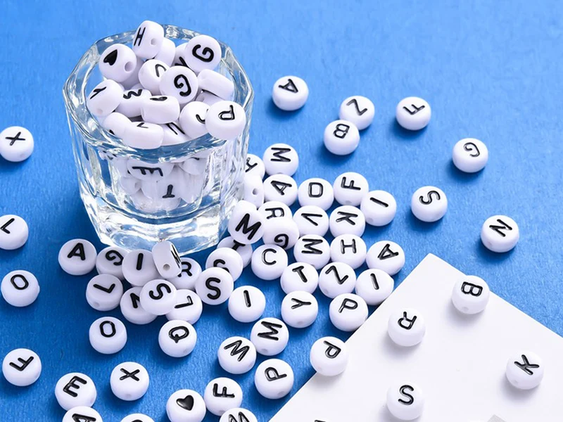 Pack boite de perles en plastique alphabet et bobine de fil élastique
