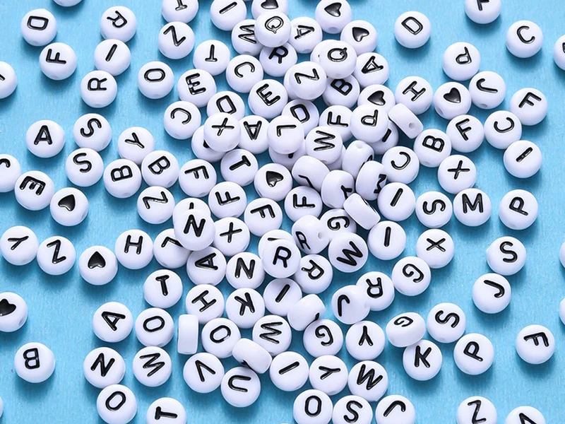Pack boite de perles en plastique alphabet et bobine de fil élastique