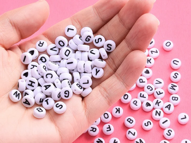 Pack boite de perles en plastique alphabet et bobine de fil élastique