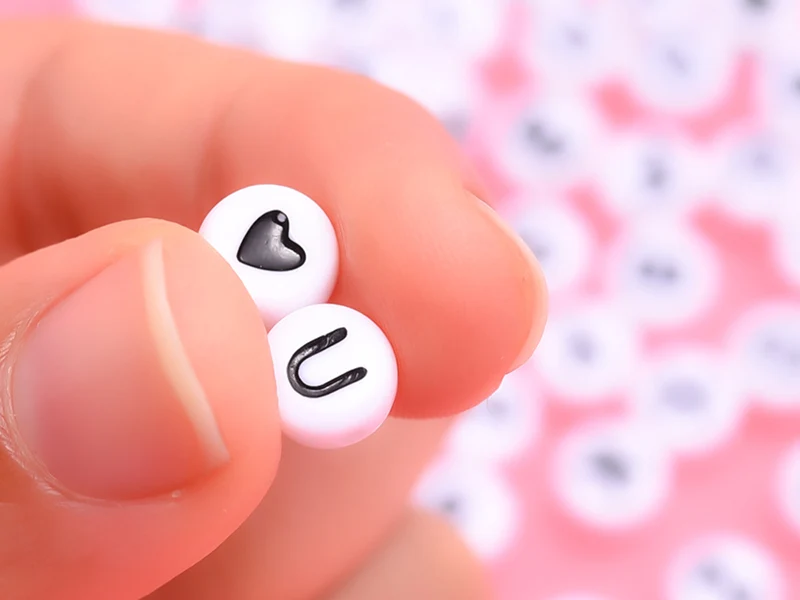 Pack boite de perles en plastique alphabet et bobine de fil élastique