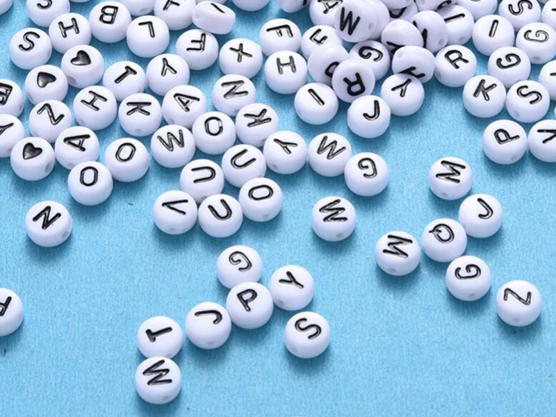 Pack boite de perles en plastique alphabet et bobine de fil élastique