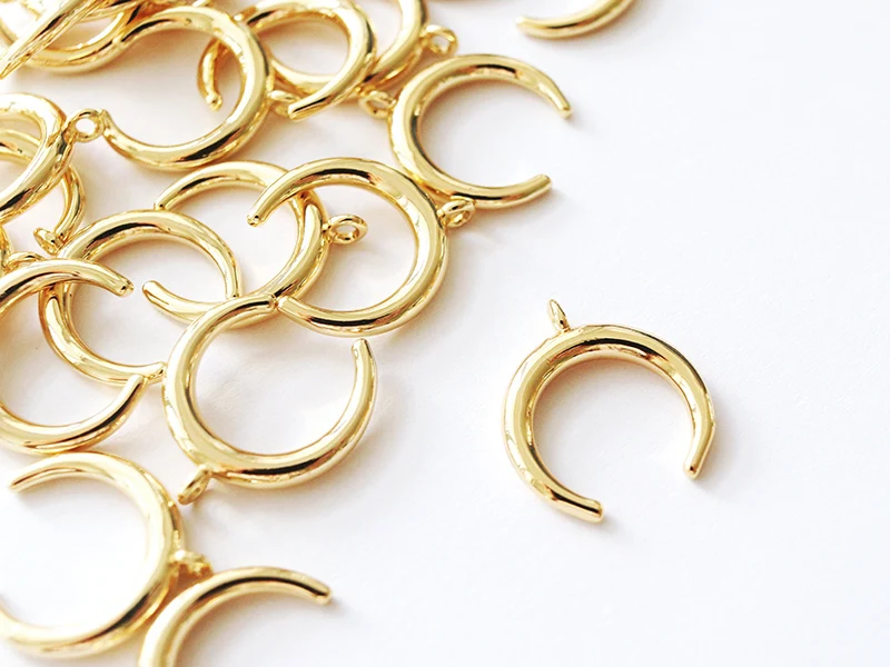 1 pendentif corne croissant de lune - doré à l'or fin 18K