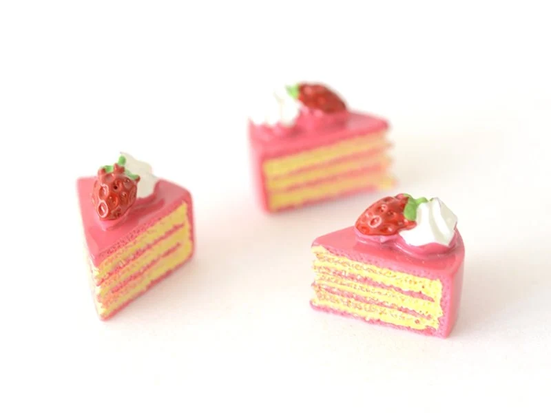 Cabochon part de gâteau à la fraise