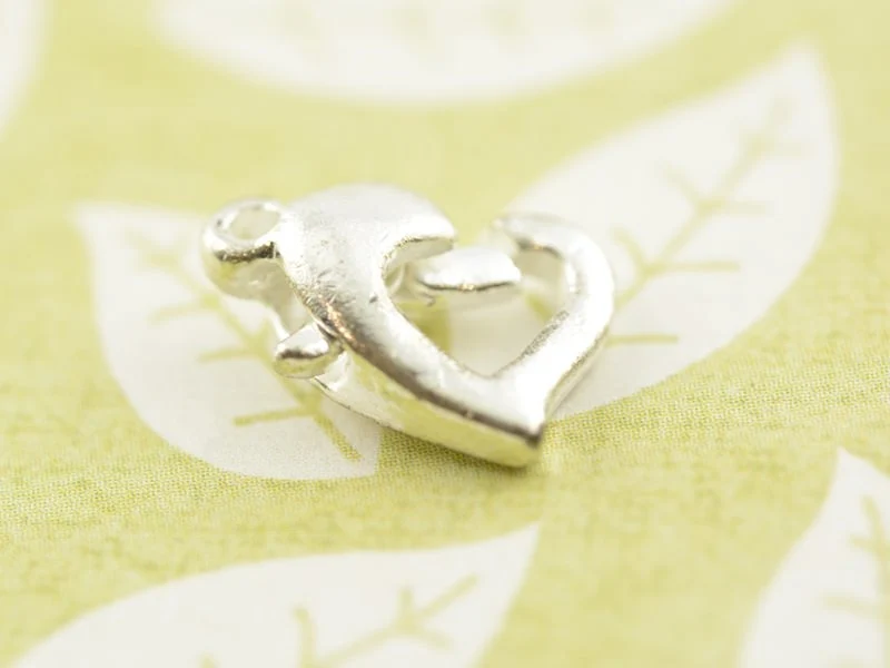 1 fermoir mousqueton en forme de coeur - couleur argent clair